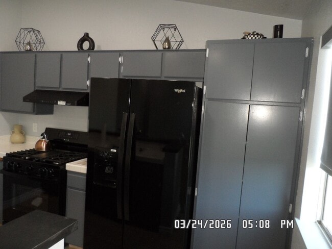 Building Photo - 3 Bedrooms, 2 Bathrooms, approx. 1112 sq. ft., 2 Car Garage, Solar Panels, Internet Included. Cos...