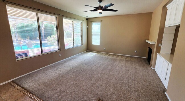 Building Photo - 4 Bedroom Home in the Sun Grooves Communit...