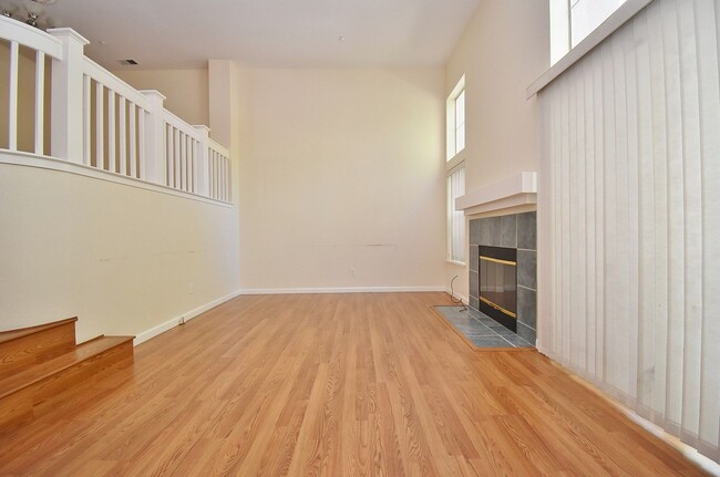 Building Photo - $3550 / 3 BR GORGEOUS PARKMONT TOWNHOME CL...