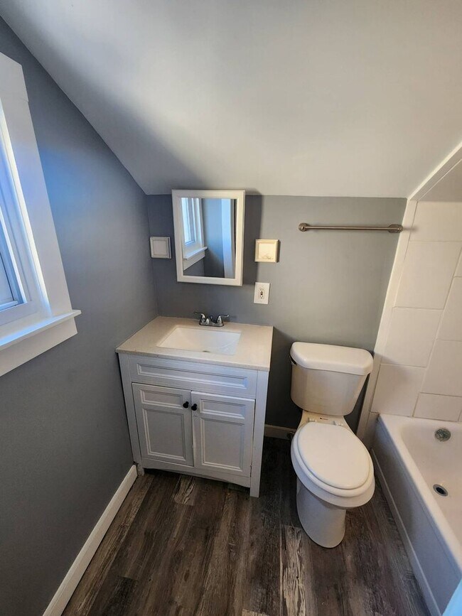 Building Photo - Charming 5-Bedroom Property in Prime Location