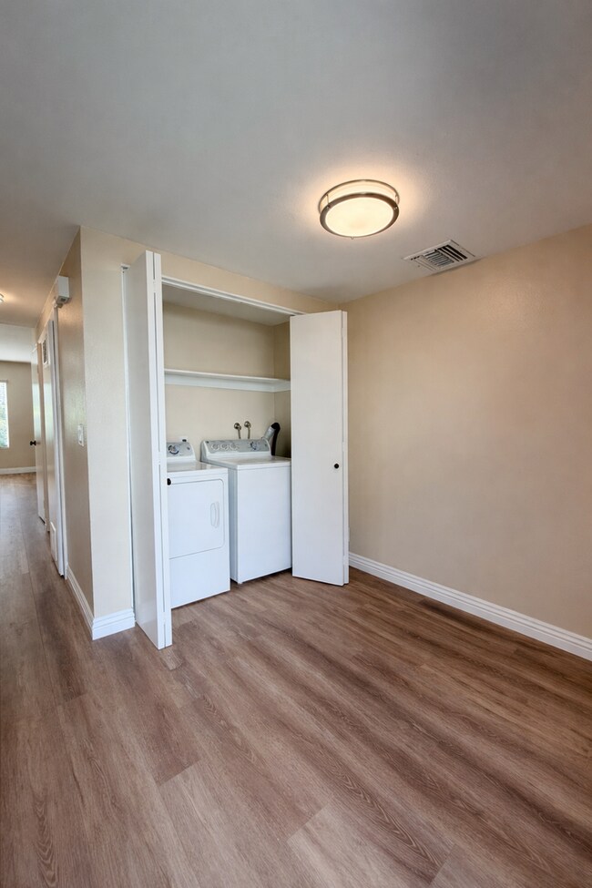 Building Photo - Beautiful End-Unit Townhome 2 bedroom and 1.5 bath