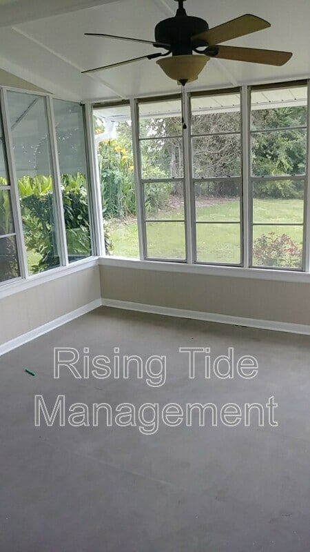 Building Photo - 1006 N Mountain Dr