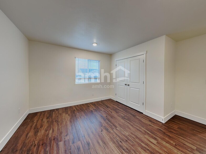 Building Photo - 749 S Rocker Ave