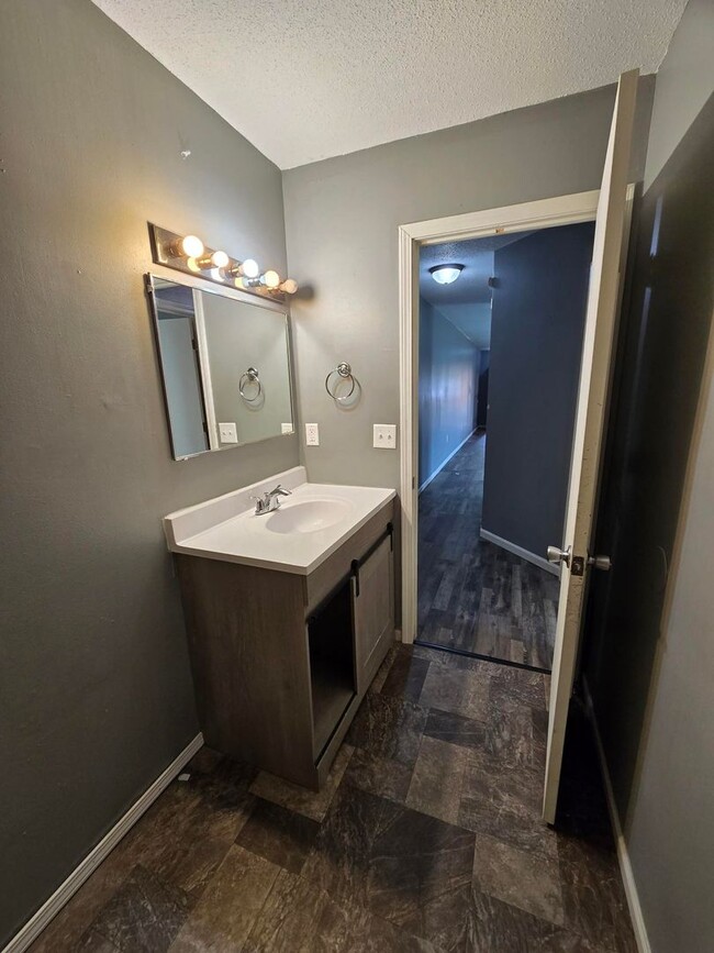 Building Photo - 1201 W White St