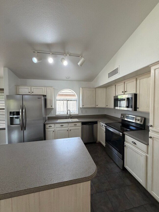 Building Photo - Stunning 3 bedroom, 2 bath home