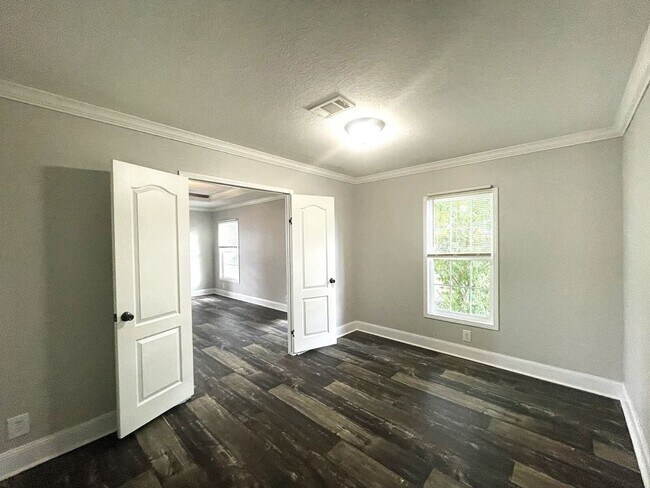 Building Photo - 36116 Plum Ave