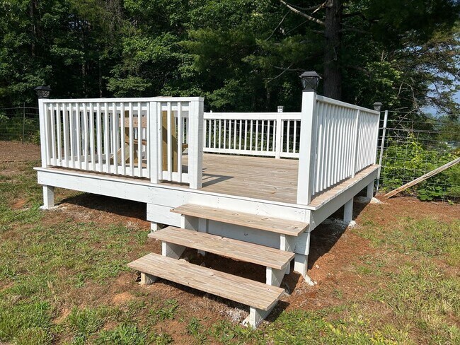Building Photo - Leicester - Immaculate home on 3/4 acre