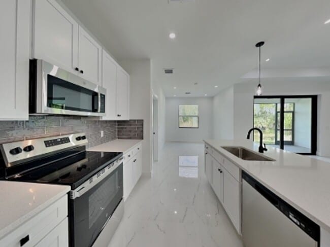 Building Photo - 2309 NE 39th St