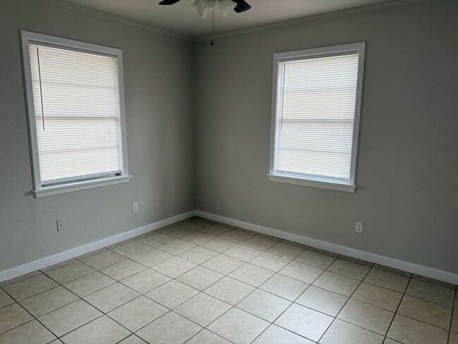 Building Photo - 435 S Beech St