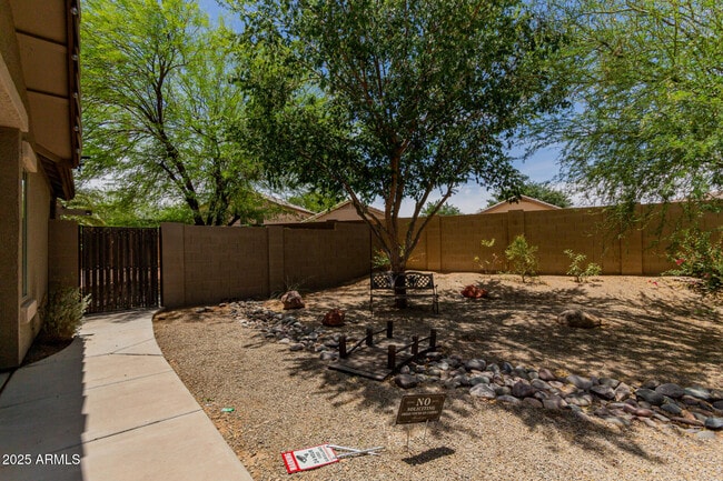 Building Photo - 983 E Palomino Way