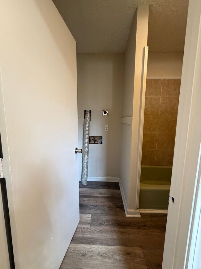 Building Photo - Oak Park Townhome 2/1.5 AVAILABLE NOW