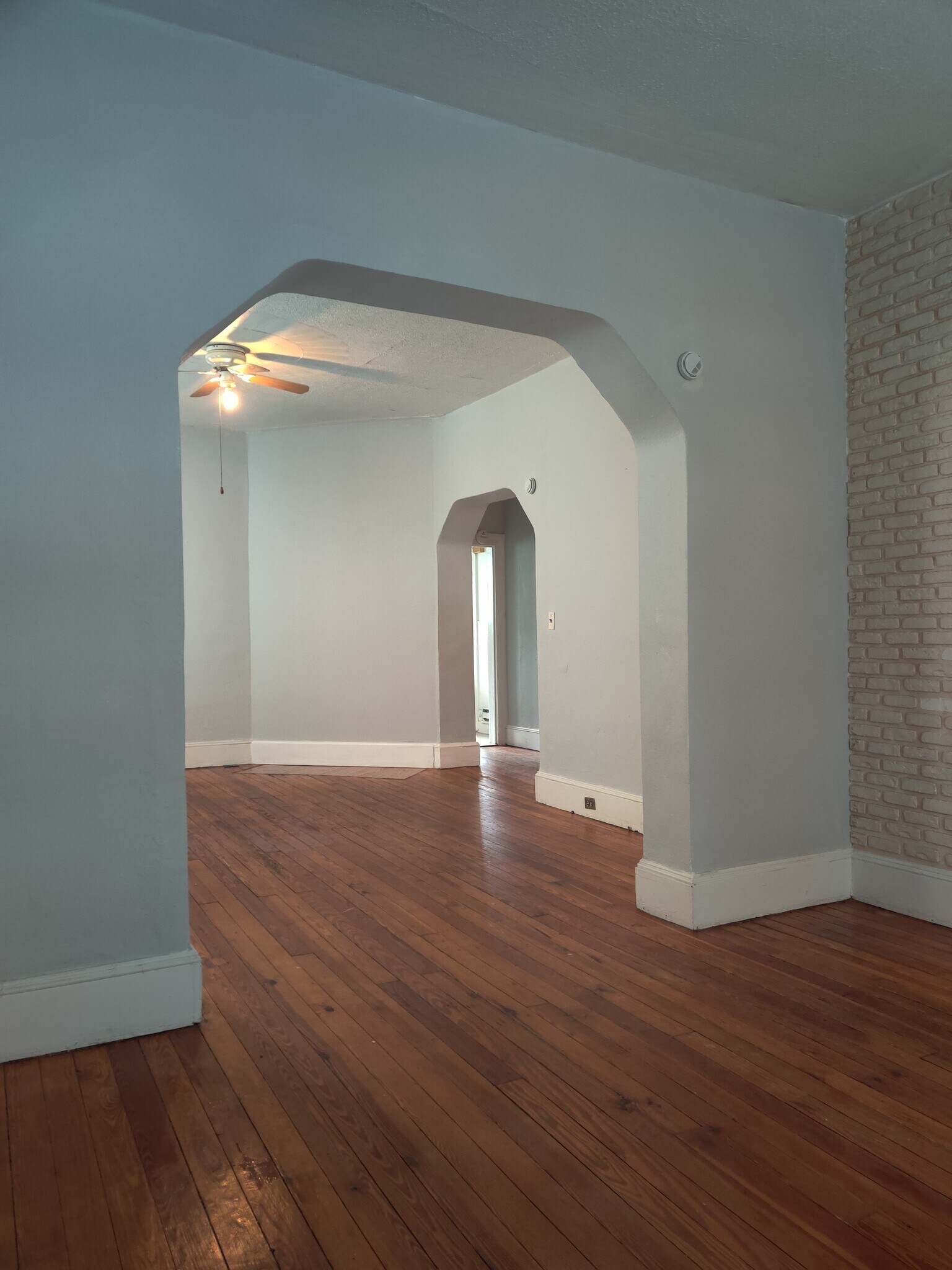 Building Photo - 915 W Elm St