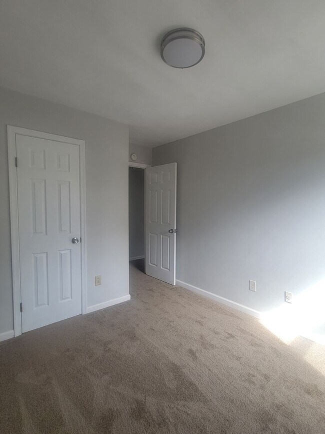 Building Photo - Newly remodelled 3 bedroom 2.5 bath townhouse