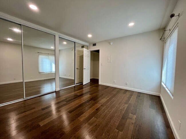 Building Photo - 141 S Clark Dr