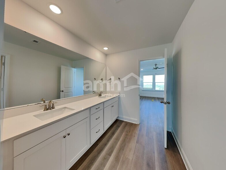 Building Photo - 1015 Bevington Dr
