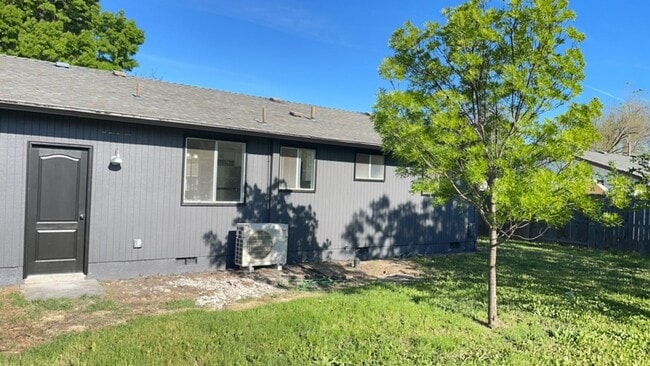 Building Photo - Modern 2-Bedroom Duplex with New Kitchen &...
