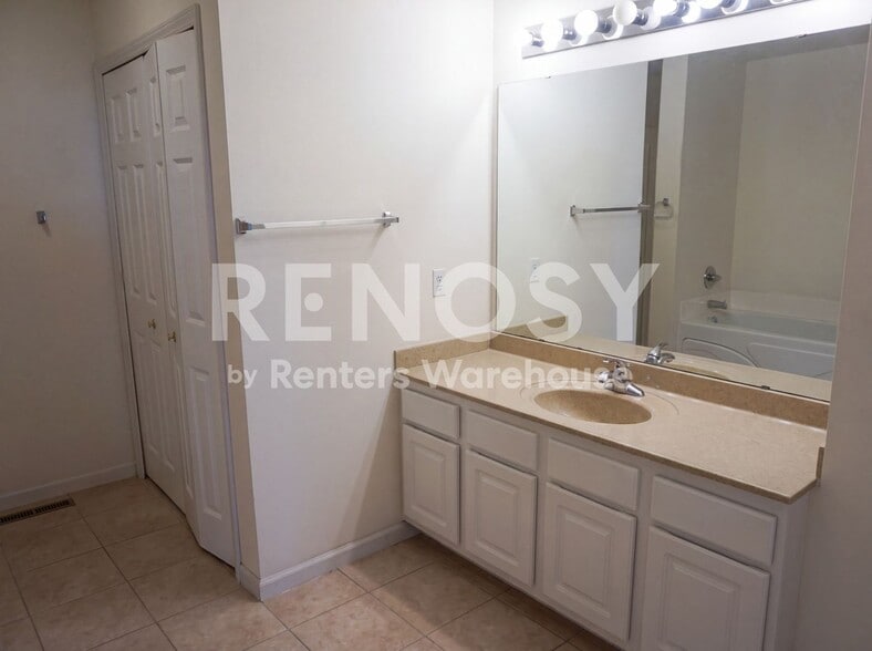 Building Photo - 612 Willoughby Way W