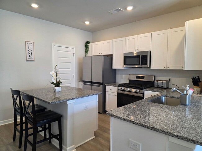 Building Photo - New Build 3 Bed/ 2.5 Bath Townhome Off Cen...