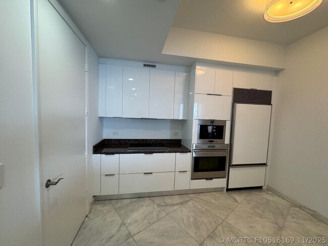 Building Photo - 16001 Collins Ave