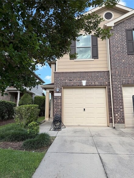 Building Photo - 16010 Limestone Lake Dr