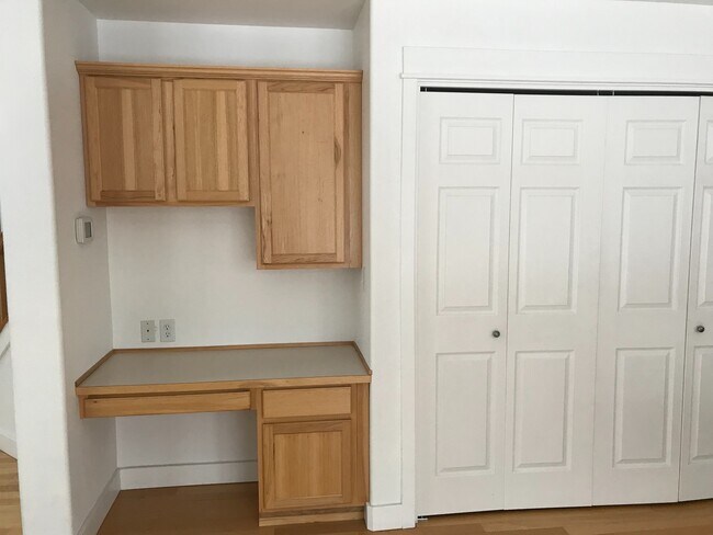 Building Photo - 3 Bedroom 2.5 Bathroom