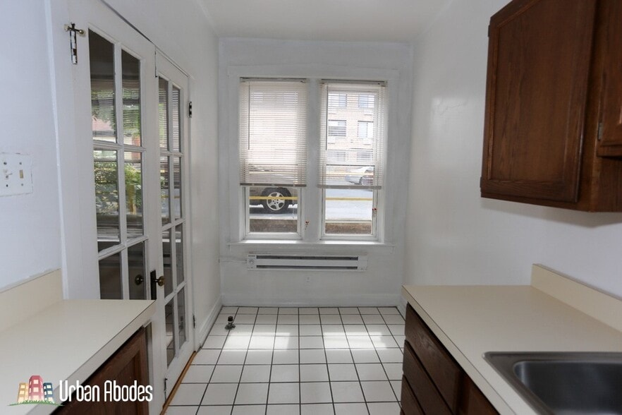 Building Photo - 523 W Melrose St