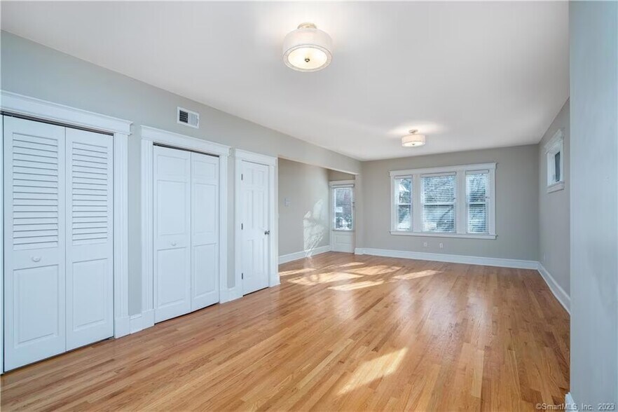 Building Photo - 117 Sigourney St