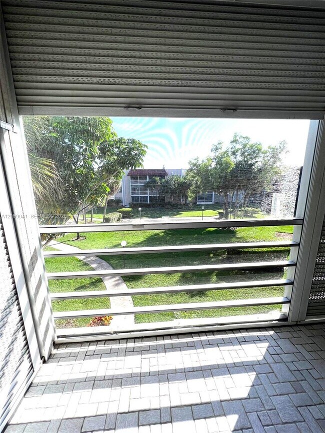 Building Photo - 3531 Inverrary Dr