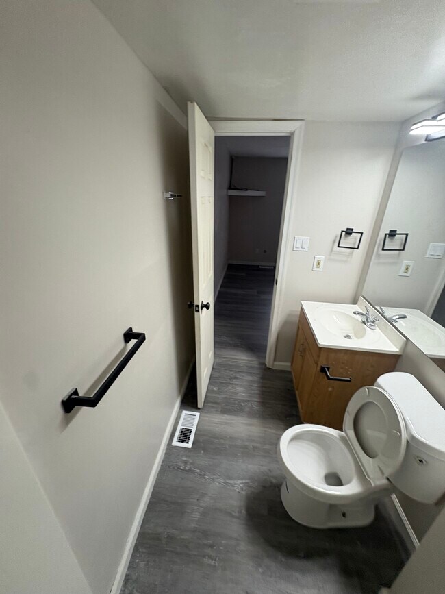 Building Photo - 813 S Grosvenor Ct