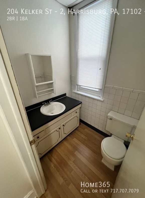 Building Photo - Spacious 2 Story Home.