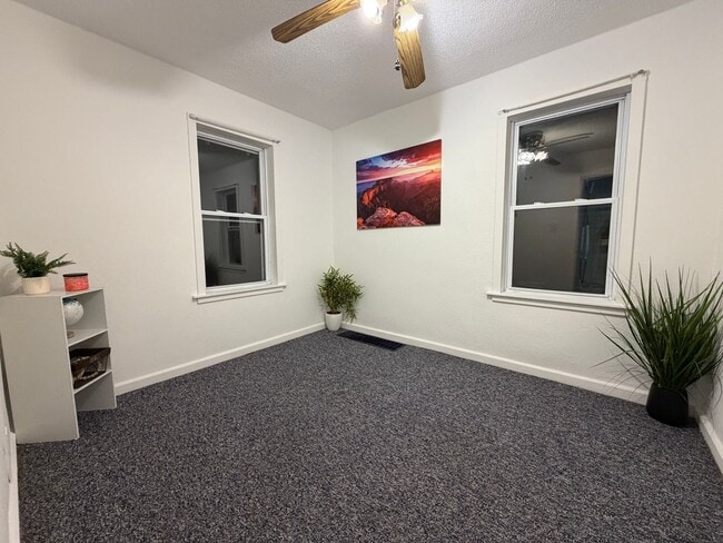 Building Photo - 3 bed, 1 bath home in Evansdale.