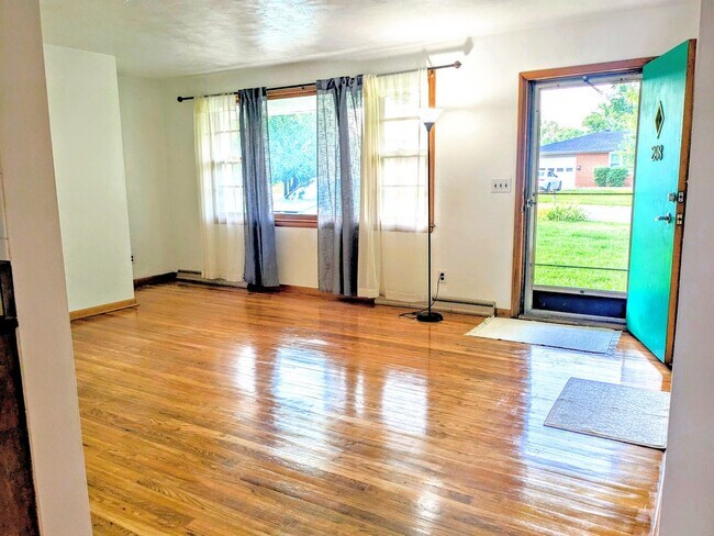 Building Photo - 3 bd, 1.5 ba house, N  Central location, f...