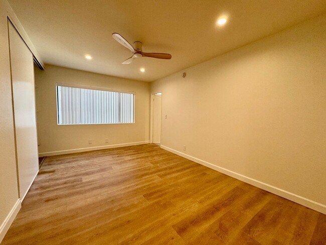 Building Photo - Stylish 2 bed + 2.5 bath + loft townhome n...