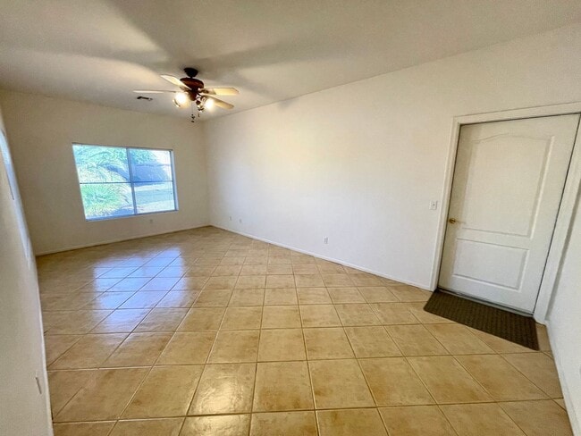 Building Photo - Large 2 Bedroom Home off the Parkway!