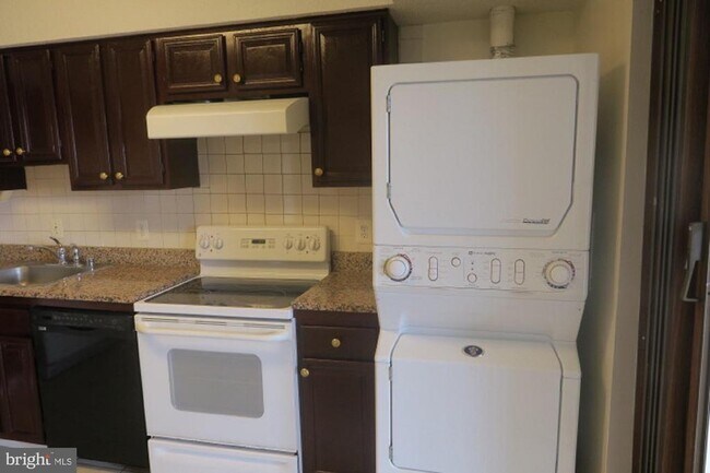 Building Photo - 3709 S George Mason Dr