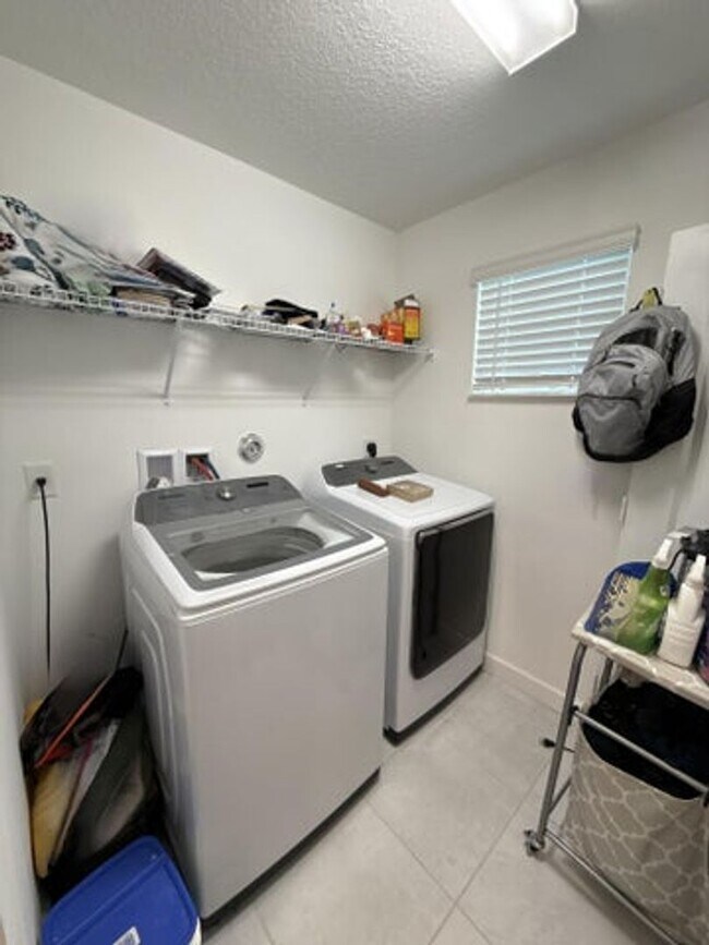 Building Photo - 1880 Grantham Ct