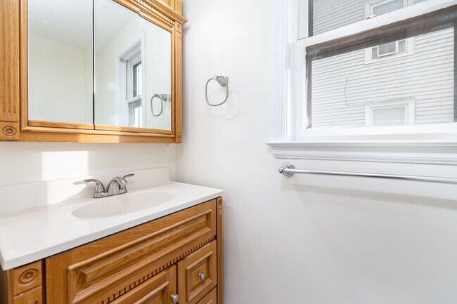 Building Photo - 112 Market St