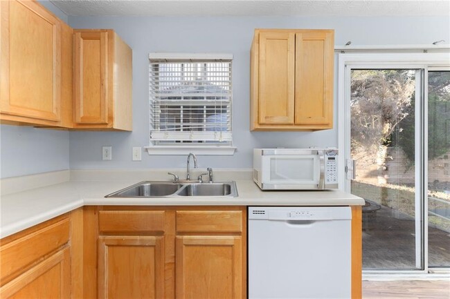 Building Photo - 400 Spring Head Dr SE