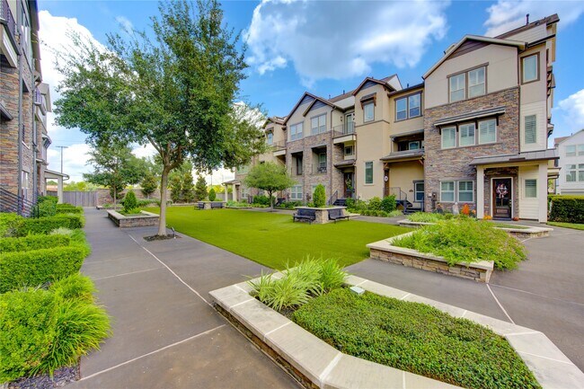 Building Photo - 2661 Fountain Key Blvd