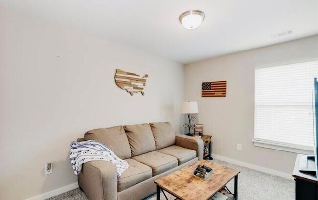 Building Photo - 731 Elmbrook Dr