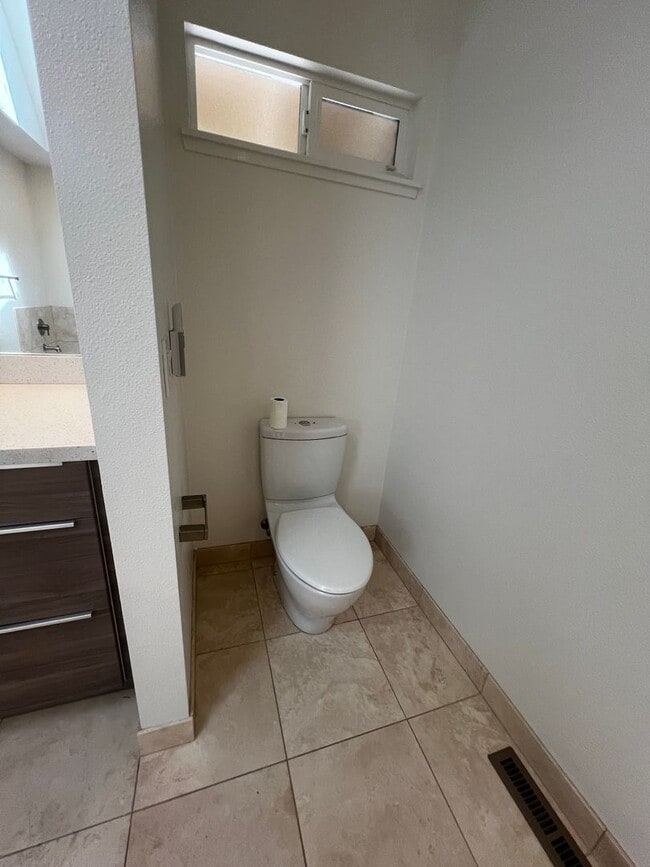 Building Photo - Updated 3 bedroom 2 bathroom Single Family...