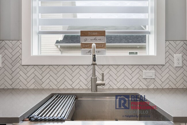 Building Photo - MOVE IN SPECIAL - Beautiful Brand New 6 be...