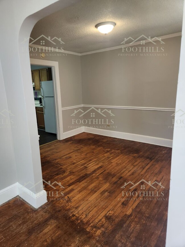Building Photo - Cozy 1 Bed Duplex with Original Hardwood F...