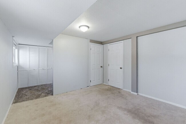 Building Photo - 1415 Holmes Dr