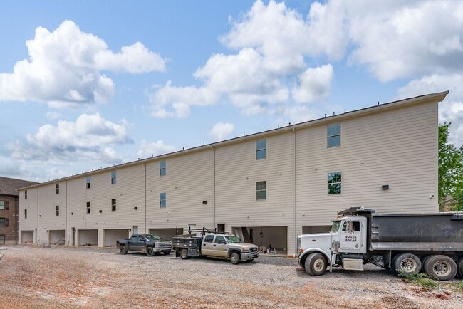 Building Photo - $1600 per bedroom - Available August 2026 – 5BR/5.5BA Luxury Townhome Near UA & Bryant Denny Stadium