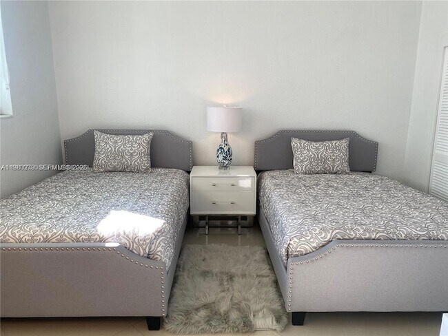 Building Photo - 3801 OCEAN Dr