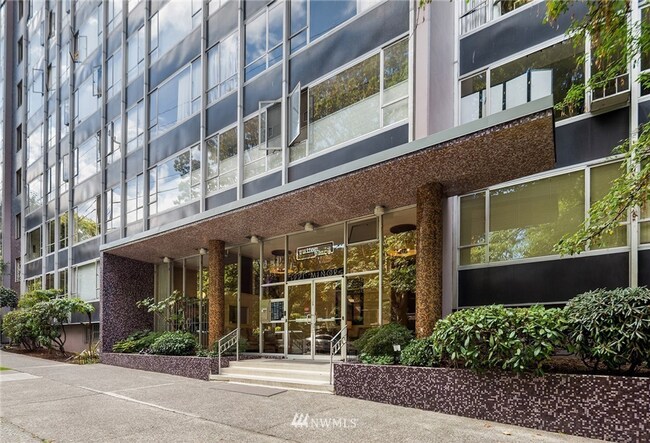 Building Photo - Light & bright view 1 bed 1 bath condo First Hill