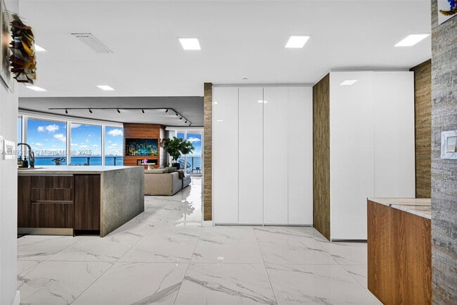 Building Photo - 488 NE 18th St