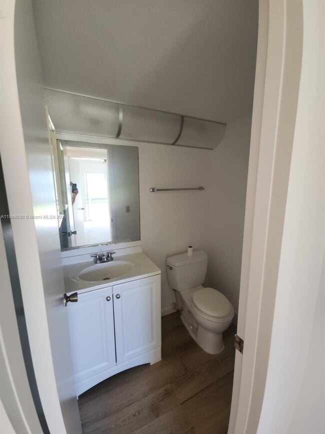 Building Photo - 564 Mansfield M