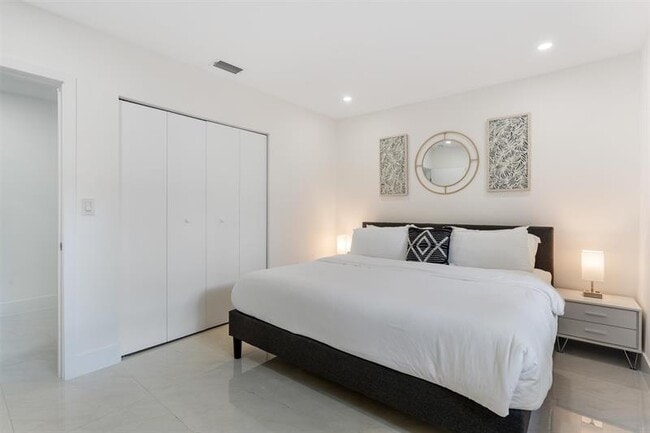 Building Photo - 1409 NE 2nd Ave